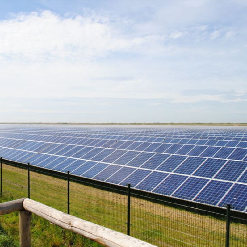 독특한 파일 디자인과 사전 조립된 부품으로 강한 바람과 눈 하중 저항을 제공하는 지상 태양광 장착 브래킷