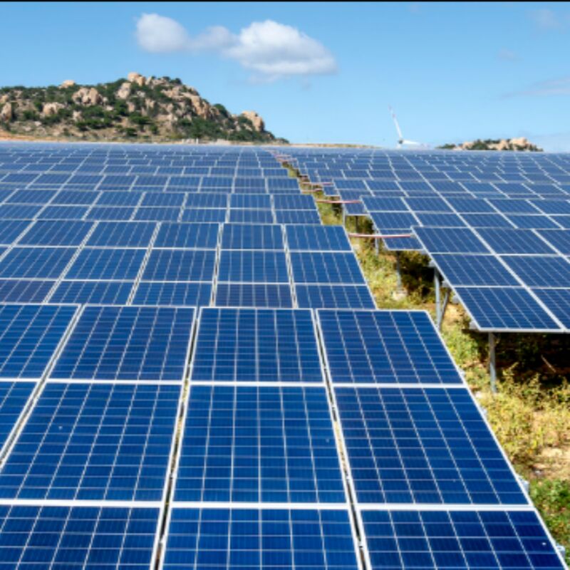 부식 방지 양극 산화 알루미늄 부품으로 제작되어 조립이 용이하고 장기간 야외 사용에 적합하도록 설계된 지상 태양광 장착 브래킷